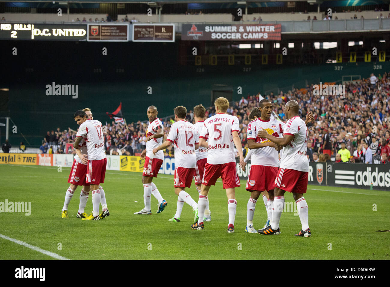 16 aprile 2013 NY4 New York RedBulls defender Jamison Olave (4) Olave celebra dopo un goal. NY Redbulls 2a del gioco. Foto Stock