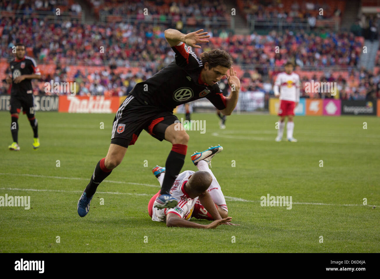 13 aprile 2013 NY4 New York RedBulls avanti Thierry Henry (14) Henry terre sul terreno dopo perdendo una sfida. Foto Stock