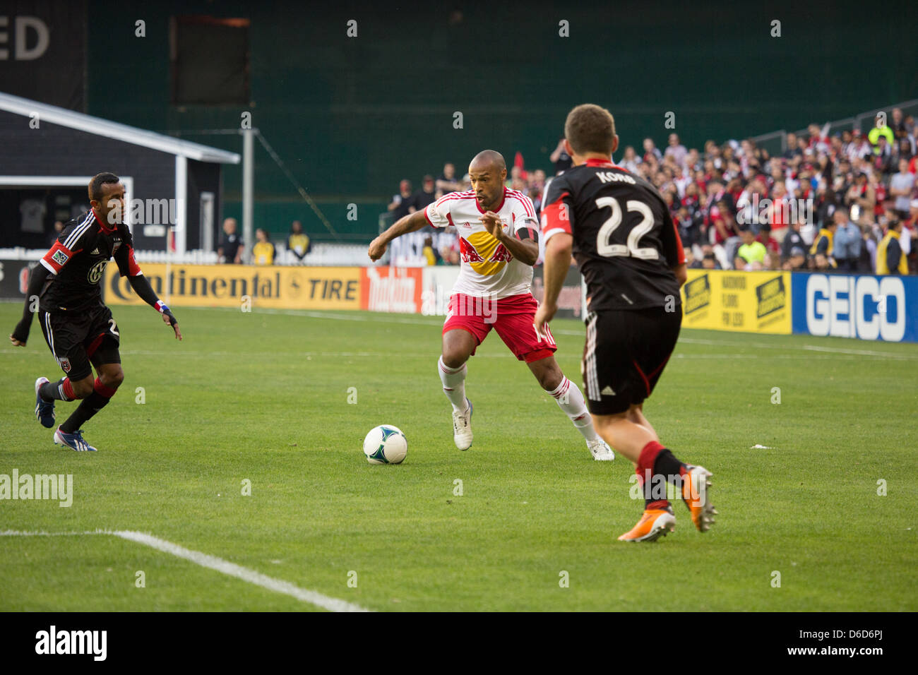 13 aprile 2013 NY4 New York RedBulls avanti Thierry Henry (14) Henry prende la palla nella scatola. Henry segna il primo obiettivo. Foto Stock