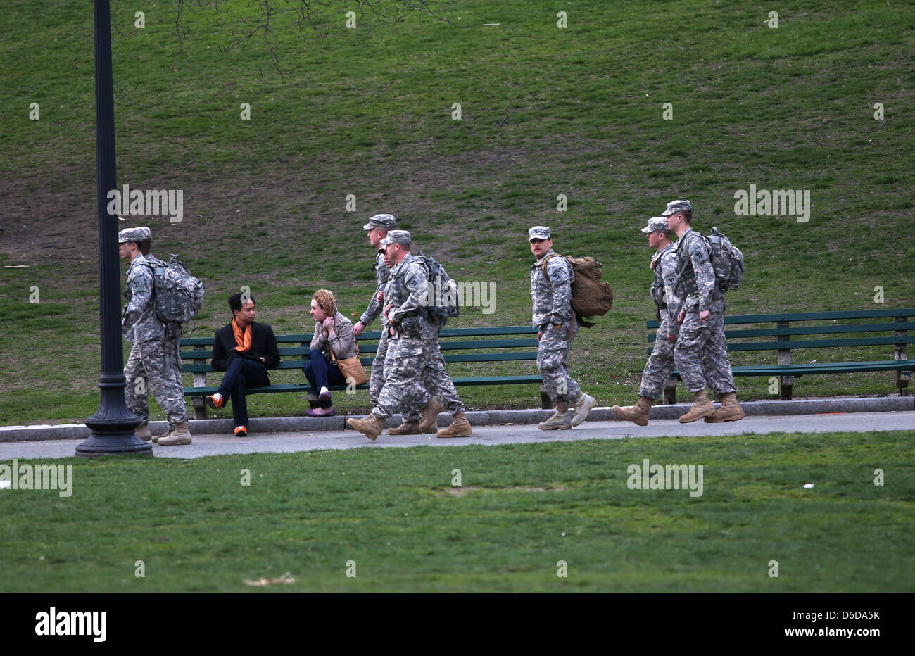 Aprile 16, 2013 - Boston, Massachusetts, STATI UNITI - ufficiali in uniforme fanno la loro strada attraverso il centro cittadino di Boston, Massachusetts martedì 16 aprile, 2013. (Credito Immagine: © Ken gru/ZUMAPRESS.com) Foto Stock