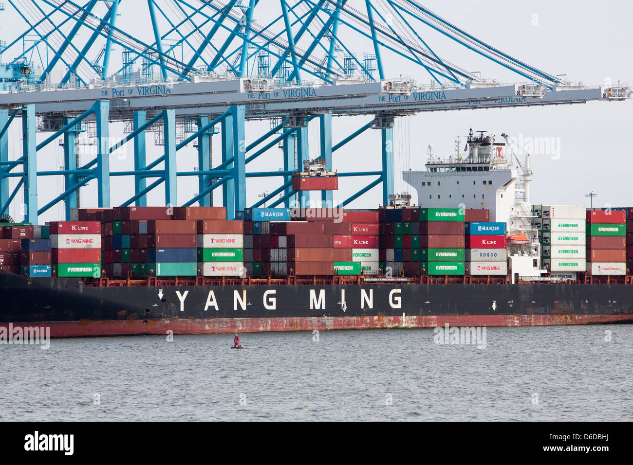 Una spedizione in container terminal al porto di Virginia in Norfolk. Foto Stock