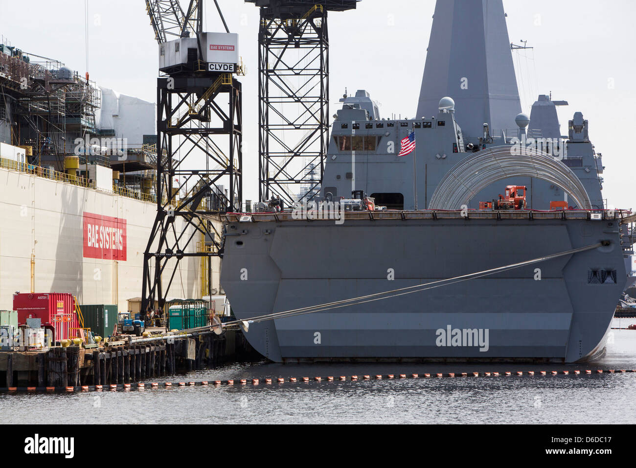 Marina degli Stati Uniti di navi in riparazione in BAE Systems cantiere in Norfolk, Virginia Foto Stock