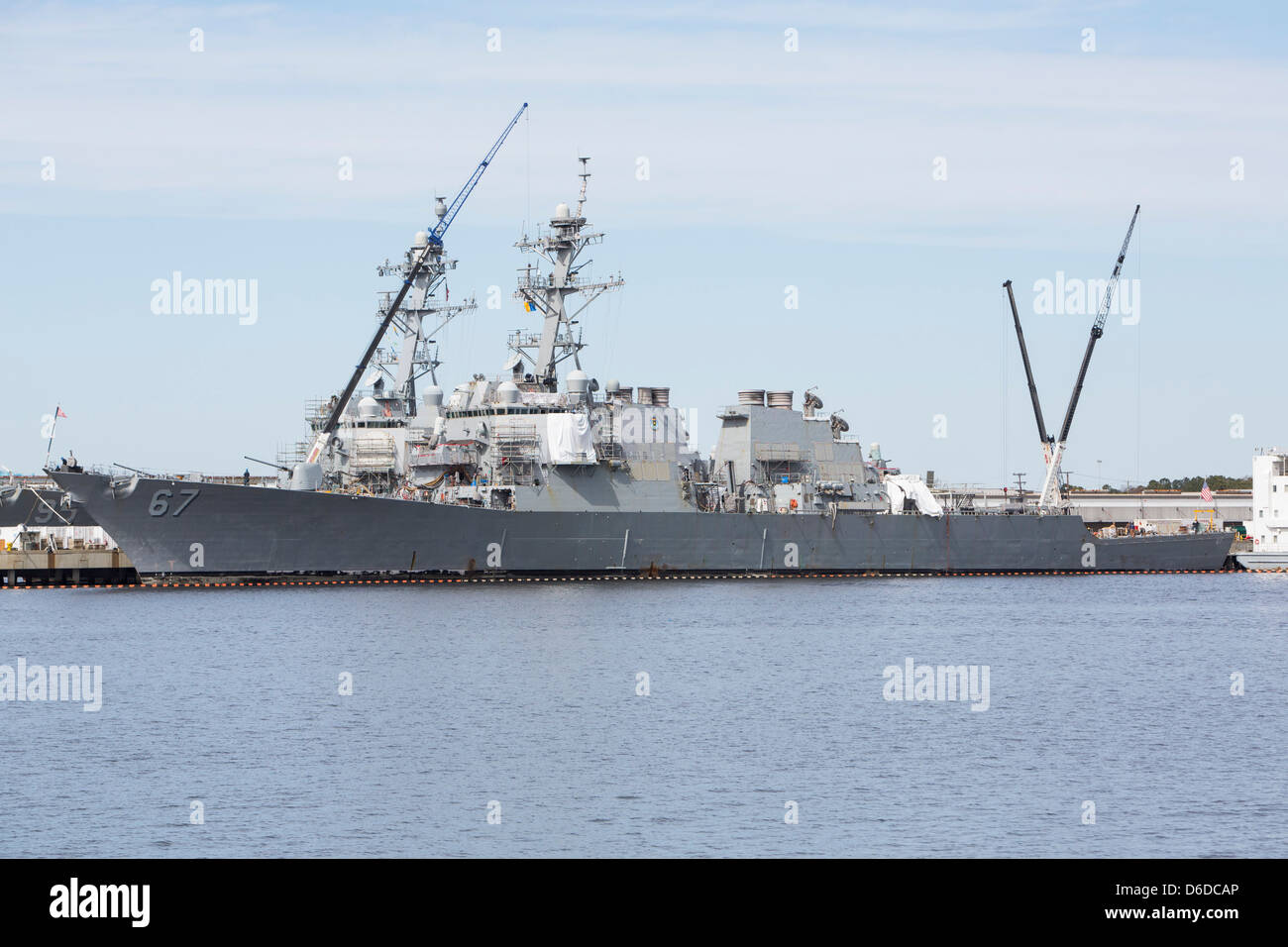 Il Arleigh Burke Class destroyer USS Cole (DDG-67) nella porta alla stazione navale di Norfolk. Foto Stock