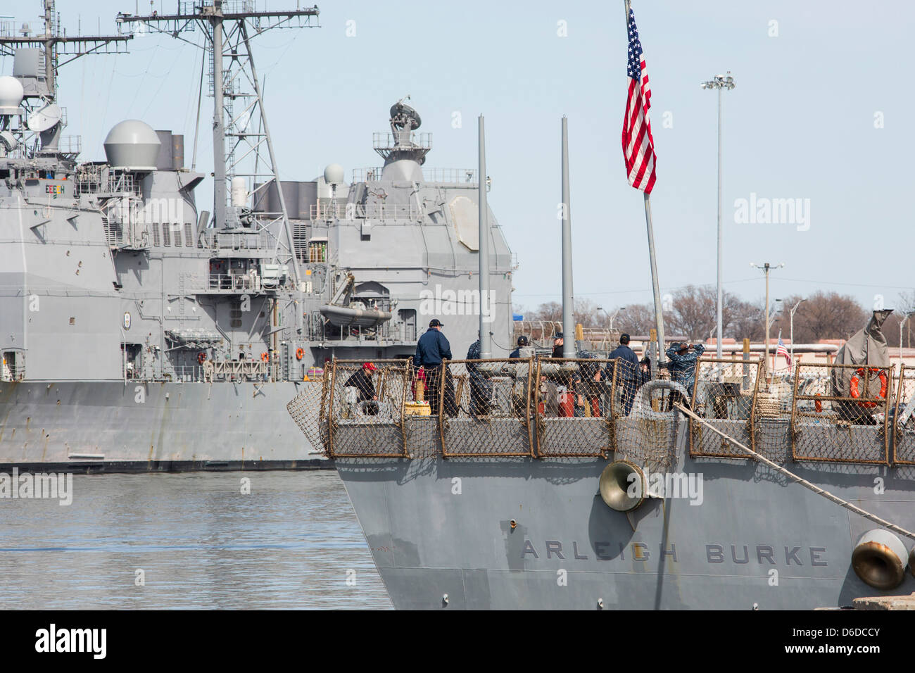 La USS Arleigh Burke (DDG-51), un Arleigh Burke Cacciatorpediniere classe a Naval Station Norfolk. Foto Stock