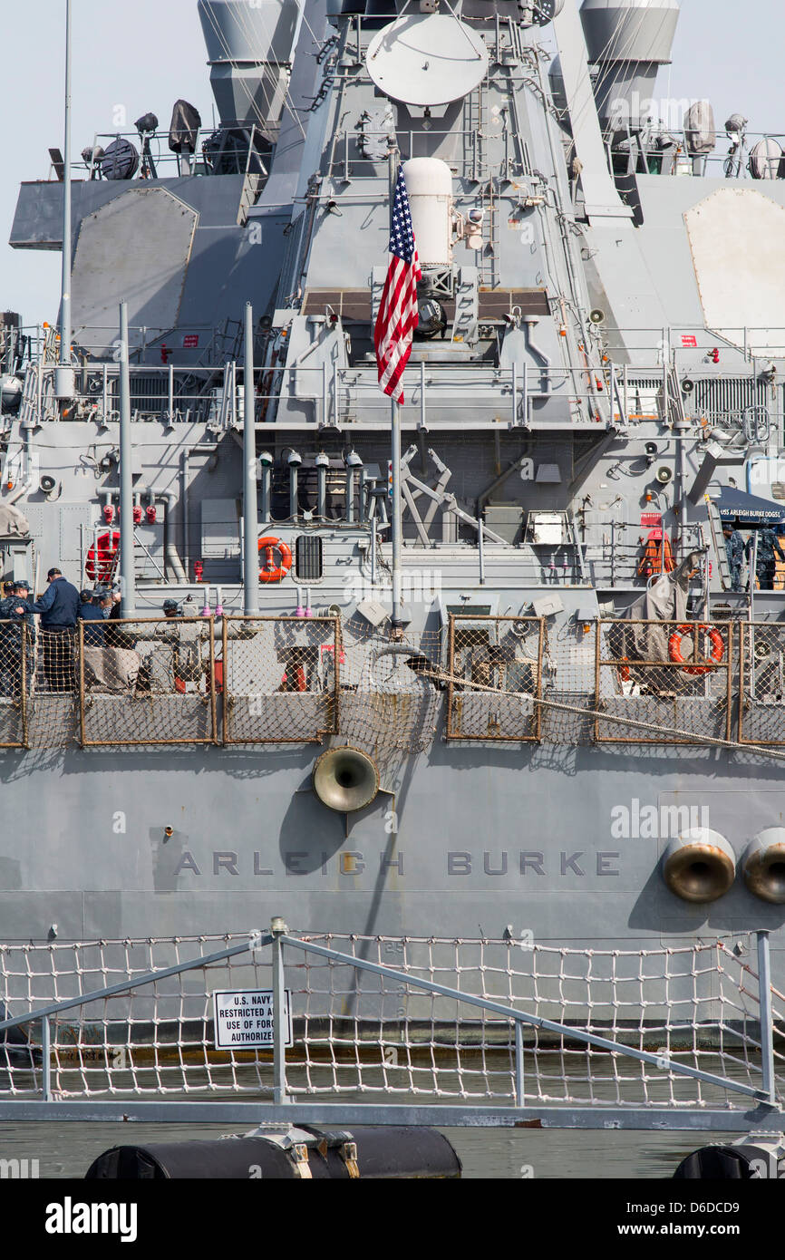 La USS Arleigh Burke (DDG-51), un Arleigh Burke Cacciatorpediniere classe a Naval Station Norfolk. Foto Stock