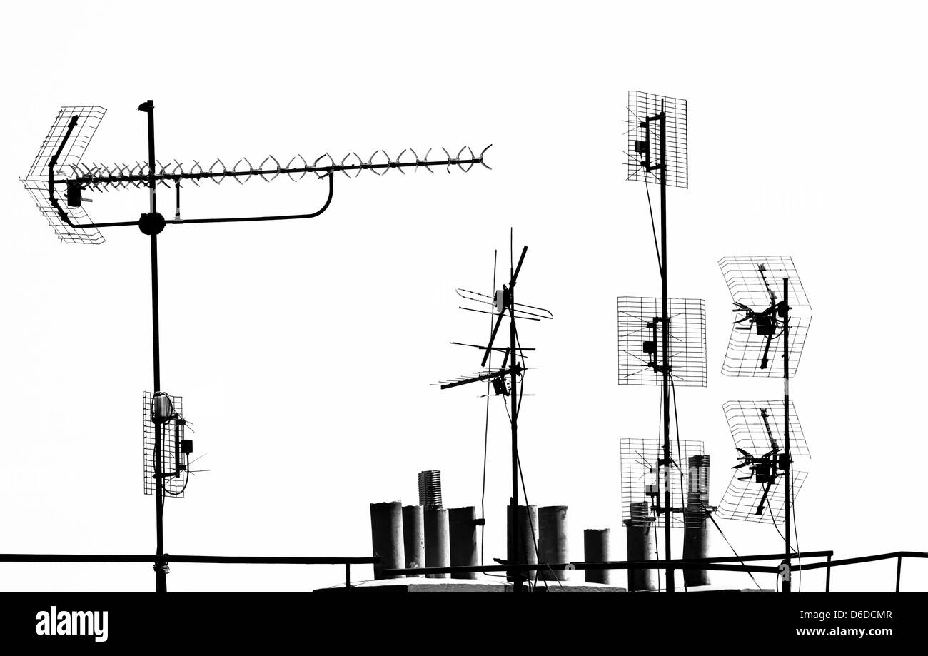 Le antenne e le tubazioni sul tetto Foto Stock