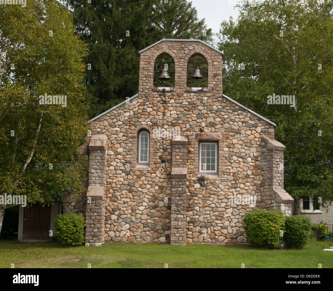 Una chiesa fatta di fieldstones locale. Saint Andrew's-in-the-valle, il Tamworth, New Hampshire Foto Stock