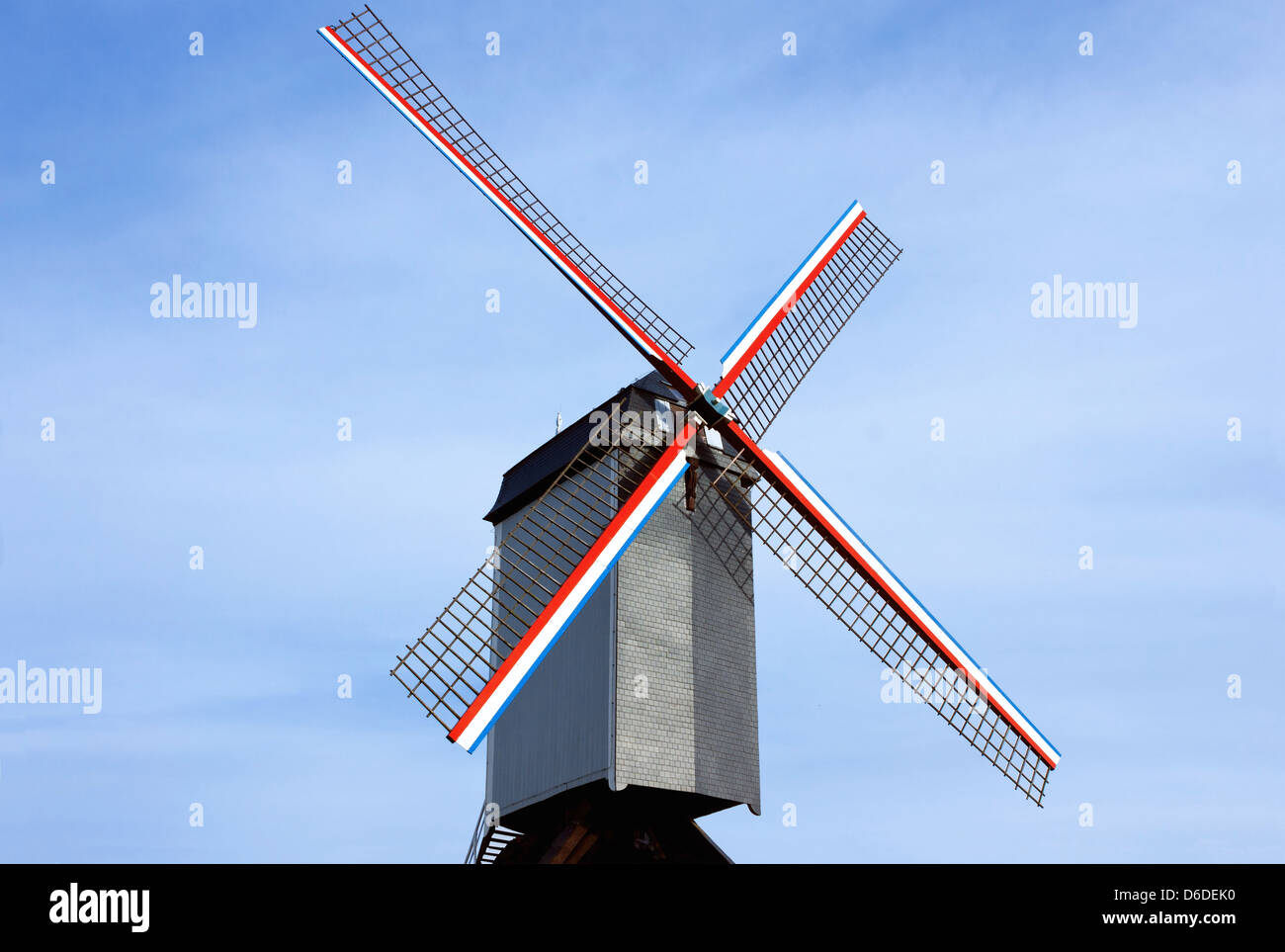 Vecchio mulino a vento a Bruges, Belgio oltre il cielo blu chiaro dello sfondo. Foto Stock