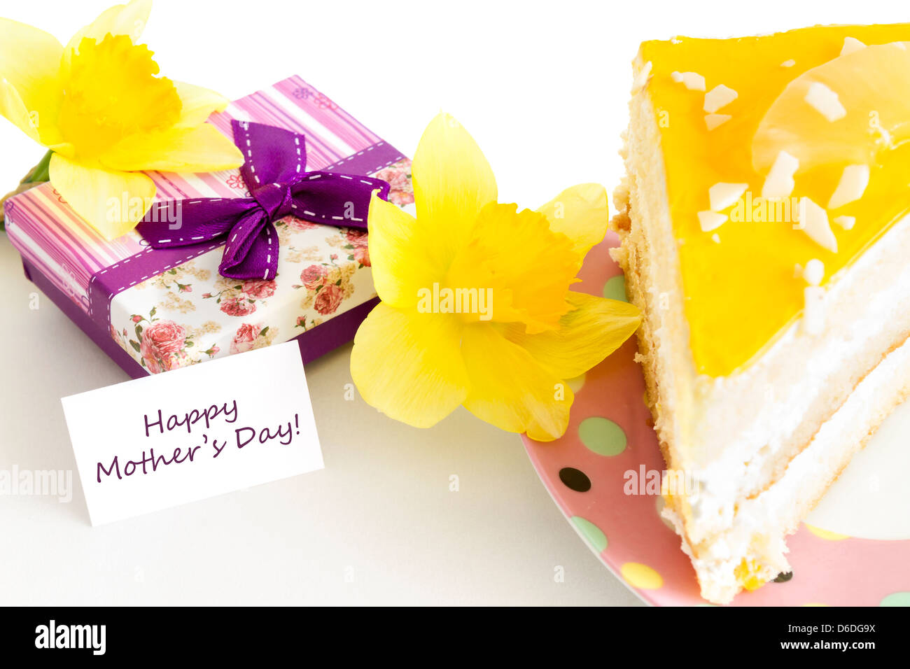 Regalo per la Festa della mamma torta e fiori Foto Stock