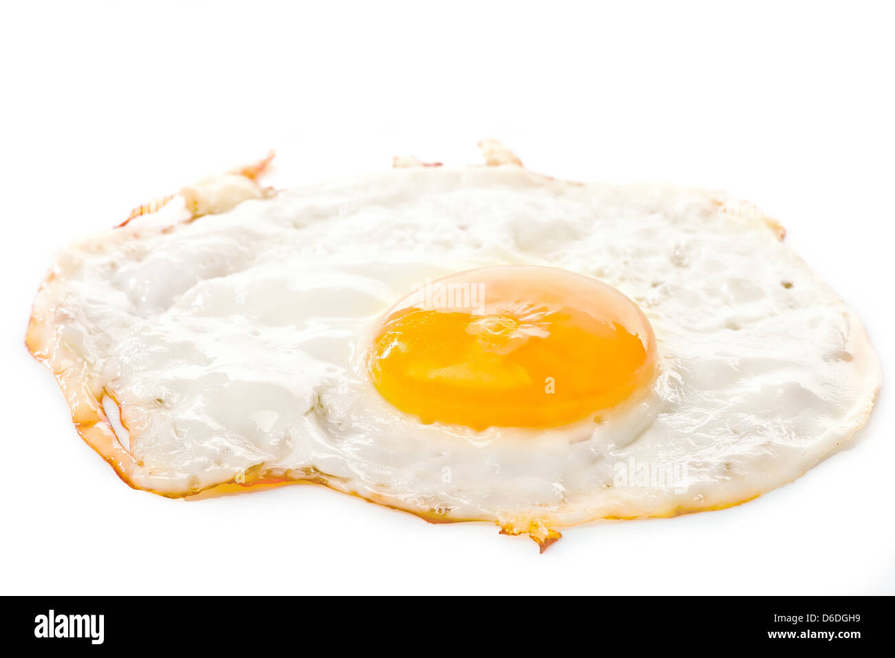 Uova fritte su sfondo bianco Foto Stock