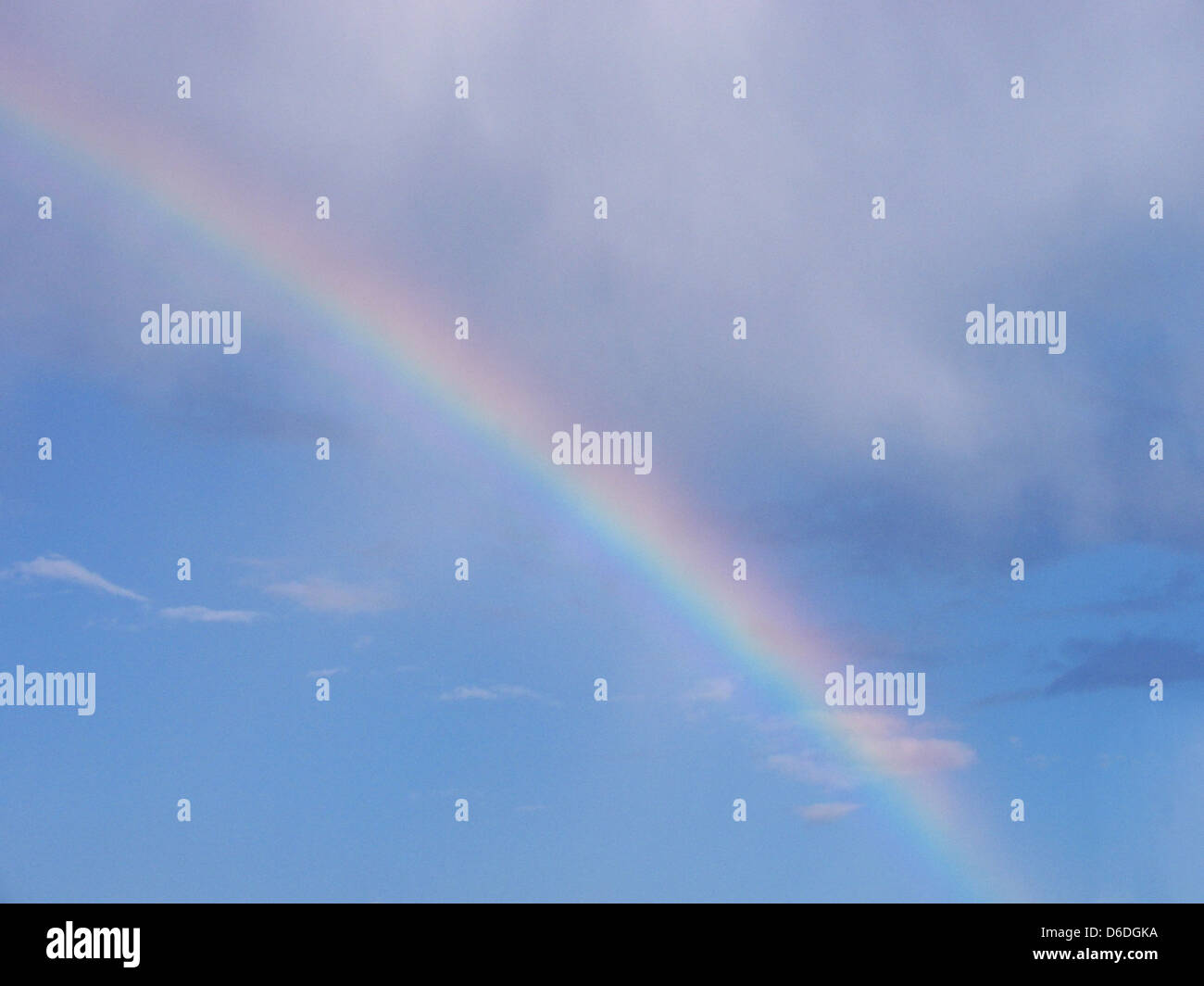L'arcobaleno in un cielo nuvoloso Foto Stock