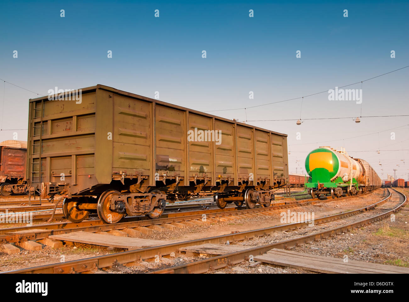 Carro merci sui binari della ferrovia Foto Stock