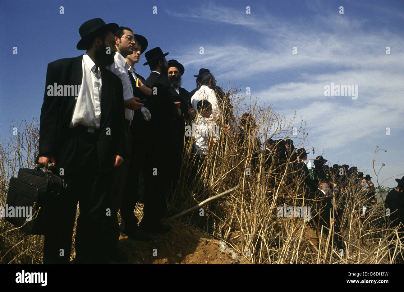 Ebrei ultra ortodossi che frequentano un funerale nella città di Bnei Brak o bene Beraq, un centro del giudaismo di Haredi in Israele Foto Stock