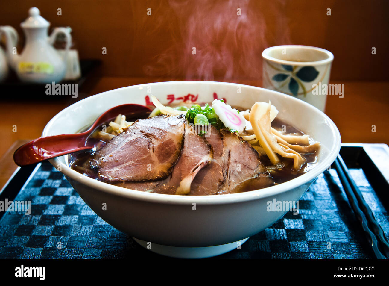 Una calda tazza di Miso Ramen (di stile Giapponese noodles nella carne di maiale/brodo di miso). Si prega di notare che il vapore sopra il recipiente. Foto Stock