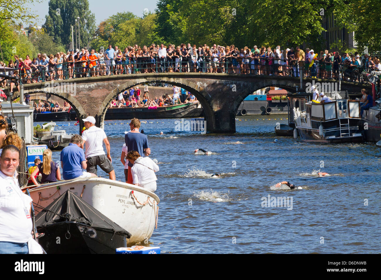 La principessa Maxima dei Paesi Bassi nuota 2028 metri durante la Città di Amsterdam nuotare attraverso i canali di Amsterdam, Olanda, 9 settembre 2012. La nuotata è quello di raccogliere denaro per il nervo incurabile e malattia muscolare ALS. La principessa Maxima nuota in una suite bagnato con cappuccio arancione. Foto: Patrick van Katwijk Foto Stock