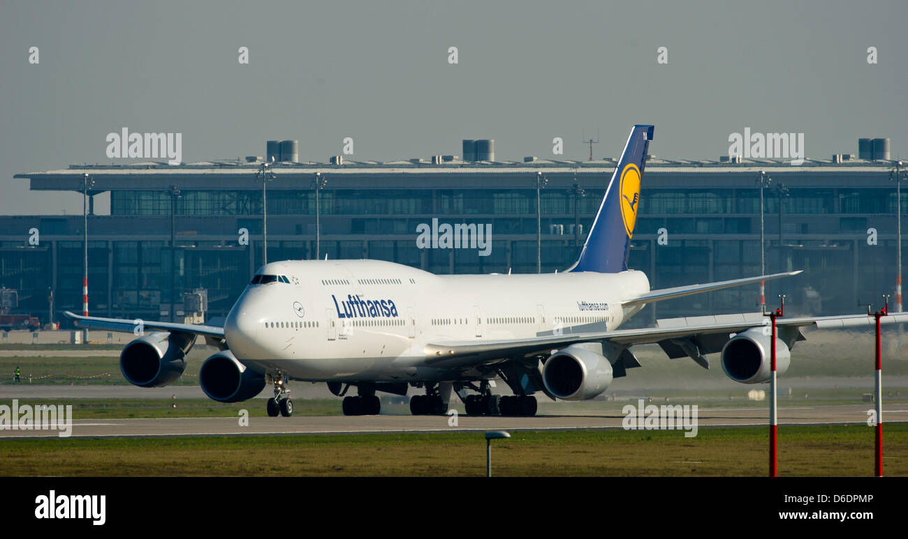 Dopo lo sbarco a Lufthansa Boeing 747-830 va oltre il terminale del nuovo aeroporto di Berlino per raggiungere la sede della International Air Show Ila in Schoenefeld, Germania, 11 settembre 2012. L'Air Show all'aeroporto sud di Berlino si svolgerà dal 11 al 16 settembre 2012. Foto: PATRICK PLEUL Foto Stock