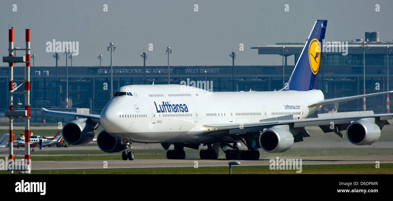 Dopo lo sbarco a Lufthansa Boeing 747-830 va oltre il terminale del nuovo aeroporto di Berlino per raggiungere la sede della International Air Show Ila in Schoenefeld, Germania, 11 settembre 2012. L'Air Show all'aeroporto sud di Berlino si svolgerà dal 11 al 16 settembre 2012. Foto: PATRICK PLEUL Foto Stock
