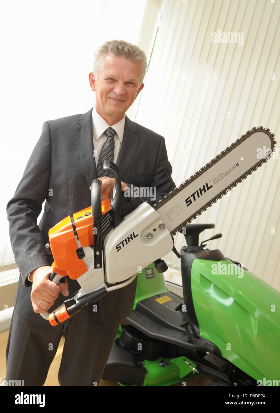 Stihl CEO Bertram Kandziora mantiene la nuova motosega STIHL GS 461 durante  la caduta conferenza stampa del produttore tedesco di motoseghe Stihl in  Waiblingen, Germania, 11 settembre 2012. Stihl ha presentato un