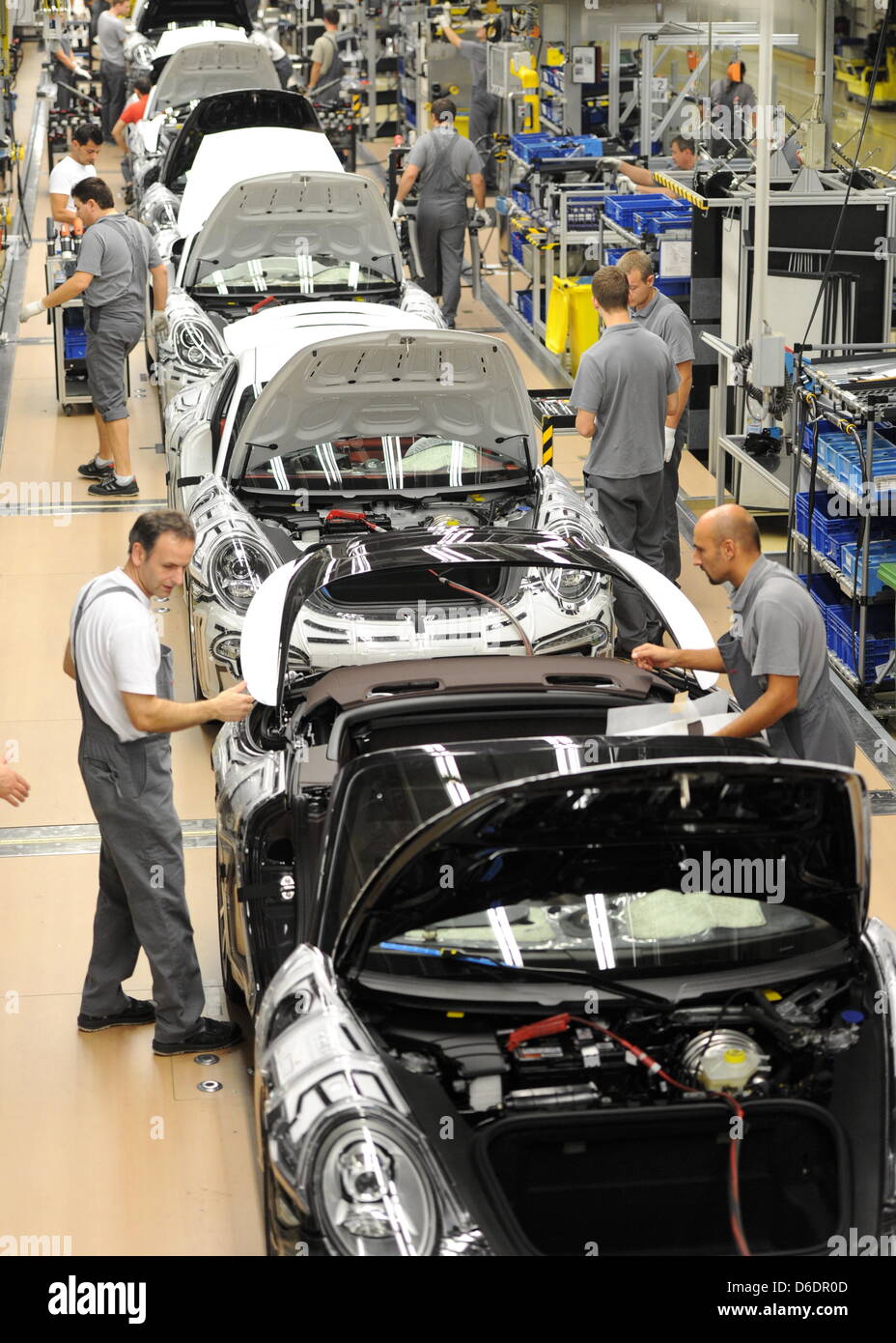 Porsche dipendenti assemblare una Porsche Boxster presso la fabbrica principale nella Zuffenhausen di Stoccarda lo, Germania, 10 settembre 2012. Sport del costruttore di automobili Porsche ha già venduto quasi 100.000 vetture dopo i due terzi dell'anno corrente. 92,474 di vetture costruite nella fabbrica Zuffenhauser sono state consegnate ai clienti dopo otto mesi, secondo la società il 11 settembre 2012. Foto: B Foto Stock