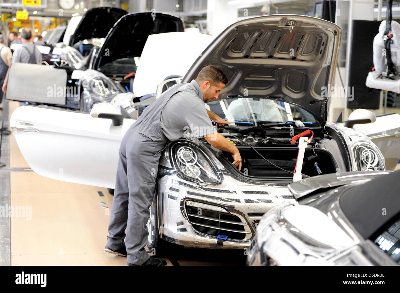 Un dipendente Porsche assembla una Porsche Boxster presso la fabbrica principale nella Zuffenhausen di Stoccarda lo, Germania, 10 settembre 2012. Sport del costruttore di automobili Porsche ha già venduto quasi 100.000 vetture dopo i due terzi dell'anno corrente. 92,474 di vetture costruite nella fabbrica Zuffenhauser sono state consegnate ai clienti dopo otto mesi, secondo la società il 11 settembre 2012. Foto: Foto Stock