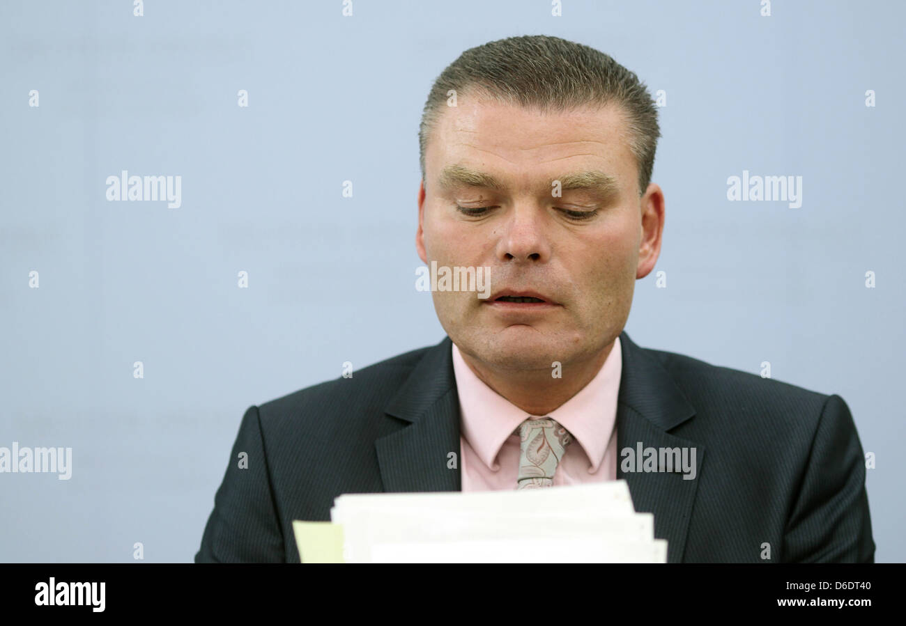 Il Ministro degli interni della Sassonia-Anhalt Holger Stahlknecht colloqui nel corso di una conferenza stampa a Magdeburgo (Germania), 12 settembre 2012. Stahlknecht ha parlato circa lo stato delle indagini in Sassonia-Anhalt nel file del neo-terrore nazista cell NSU. Foto: Jens Wolf Foto Stock