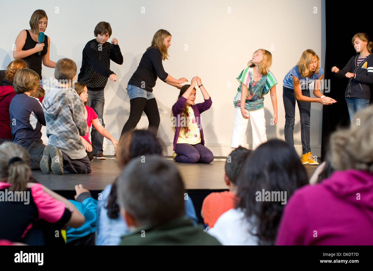 Gli alunni e gli insegnanti di teatro di partecipare alle prove per il teatro musicale progetto 'Die Aquanauten' ('l'Aquanauts') in teatro Osnabrueck a Osnabrück, Germania, 12 settembre 2012. I bambini tra i nove e i dodici sono la creazione di un opera sul tema della 'l'acqua come una risorsa'. Foto: Friso Gentsch Foto Stock