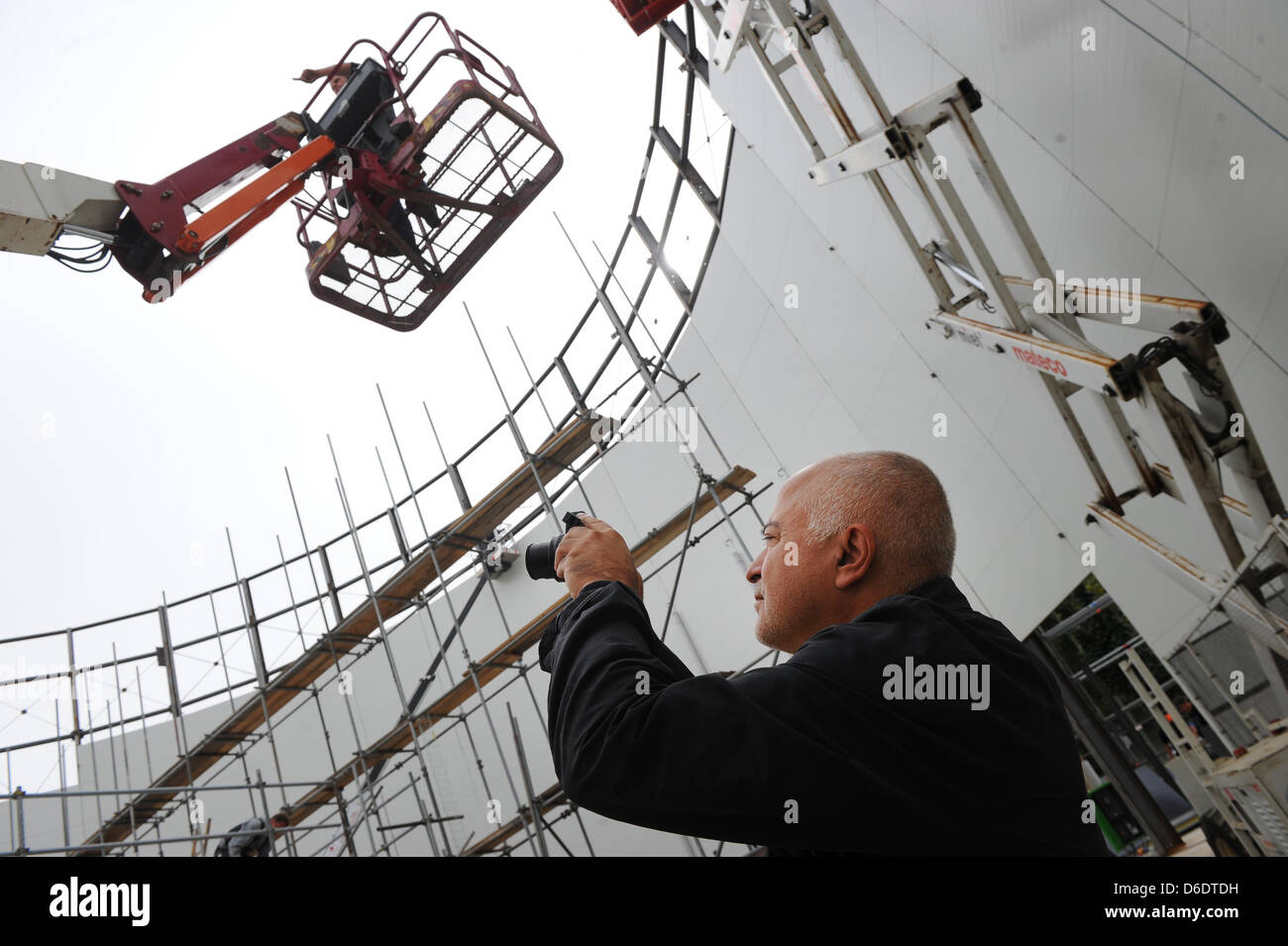 Dpa-esclusivo: l'artista e architetto Yadegar Asisi prende le immagini del sito di costruzione del nuovo muro di Berlino panorama al Checkpoint Charlie a Berlino, Germania, 12 settembre 2012. Vienna-nato Asisi utilizzato per vivere nei pressi del muro di Berlino nel quartiere Kreuzberg di Berlino negli anni ottanta. La sua vista panoramica del muro di Berlino combina la sua Impressioni soggettive sulla base di Foto Stock
