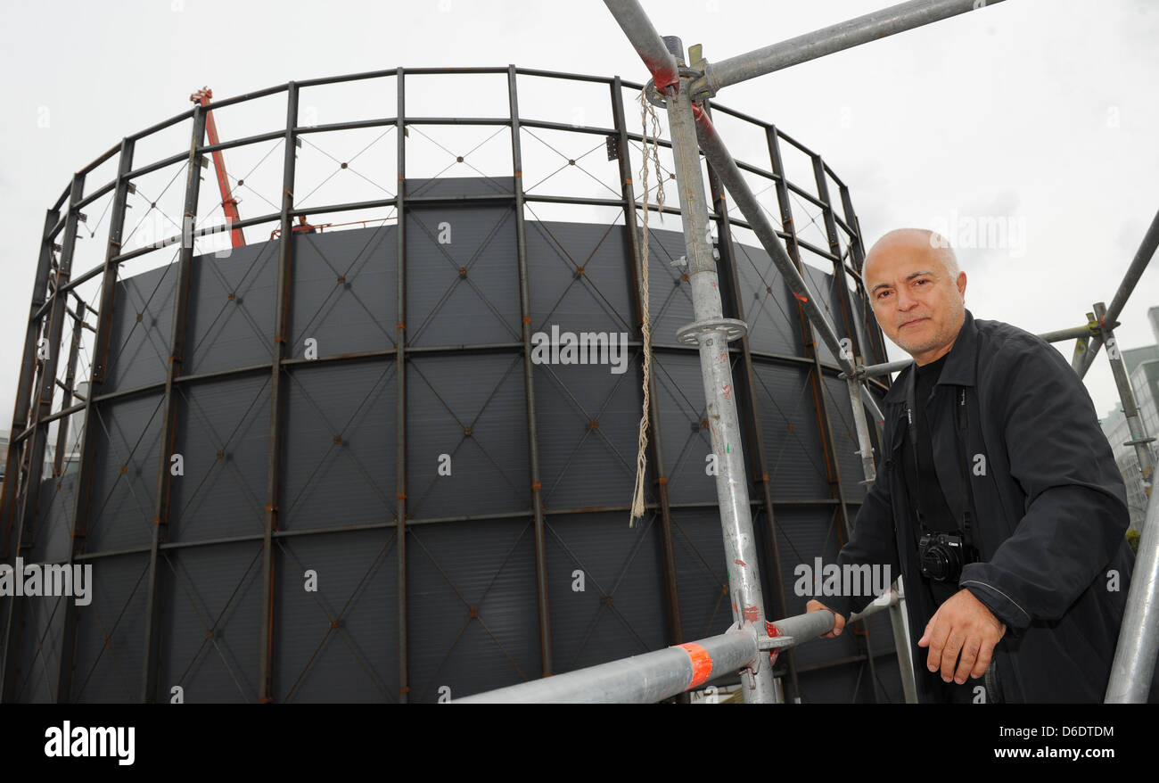 Dpa-esclusivo: l'artista e architetto Yadegar Asisi cammina per il ponteggio sul sito della costruzione del nuovo muro di Berlino panorama al Checkpoint Charlie a Berlino, Germania, 12 settembre 2012. Vienna-nato Asisi utilizzato per vivere nei pressi del muro di Berlino nel quartiere Kreuzberg di Berlino negli anni ottanta. La sua vista panoramica del muro di Berlino combina la sua Impressioni soggettive su t Foto Stock