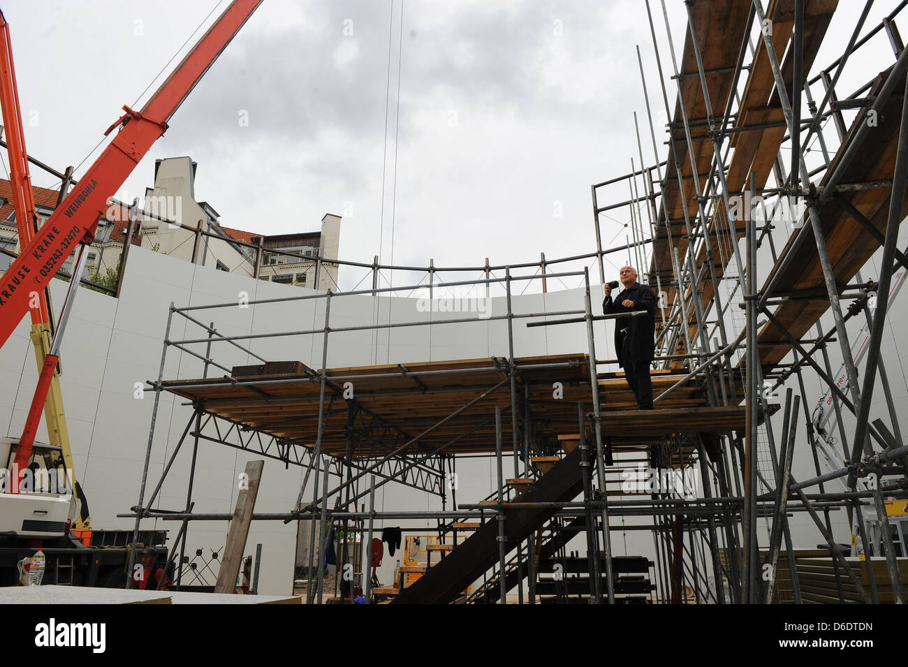 Dpa-esclusivo: l'artista e architetto Yadegar Asisi prende le immagini del sito di costruzione del nuovo muro di Berlino panorama al Checkpoint Charlie a Berlino, Germania, 12 settembre 2012. Vienna-nato Asisi utilizzato per vivere nei pressi del muro di Berlino nel quartiere Kreuzberg di Berlino negli anni ottanta. La sua vista panoramica del muro di Berlino combina la sua Impressioni soggettive sulla base di Foto Stock
