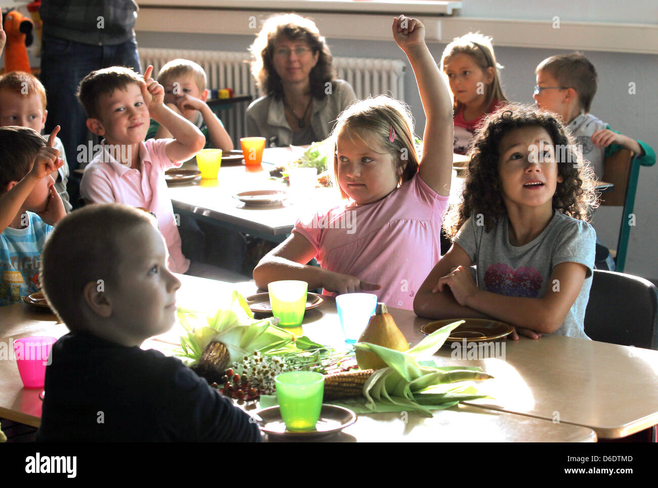 1 livellatrici della classe 1c sono illustrati nel corso di una pressa la data per la consegna dei nuovi organici caselle di pranzo presso la Scuola primaria "An den Weiden' a Rostock, Germania, 12 settembre 2012. Foto: Bernd Wuestneck Foto Stock