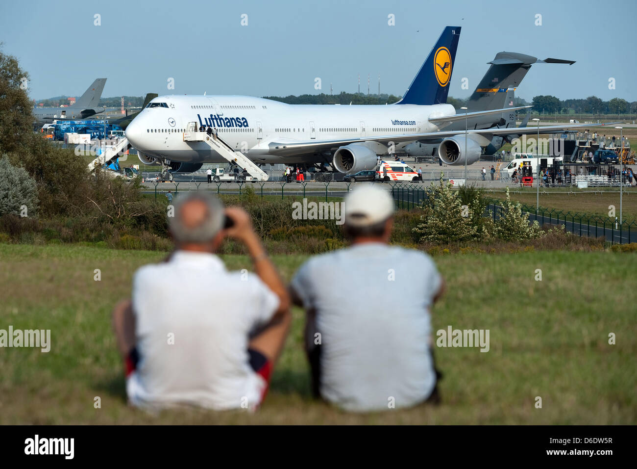 Due uomini di osservare un Boeing 747-830 della compagnia "Lufthansa" che è stato presentato all' Berlin Air Show (ILA) detenute all'aeroporto Schoenefeld di Berlino, Germania, 11 settembre 2012. Foto: Robert Schlesinger Foto Stock