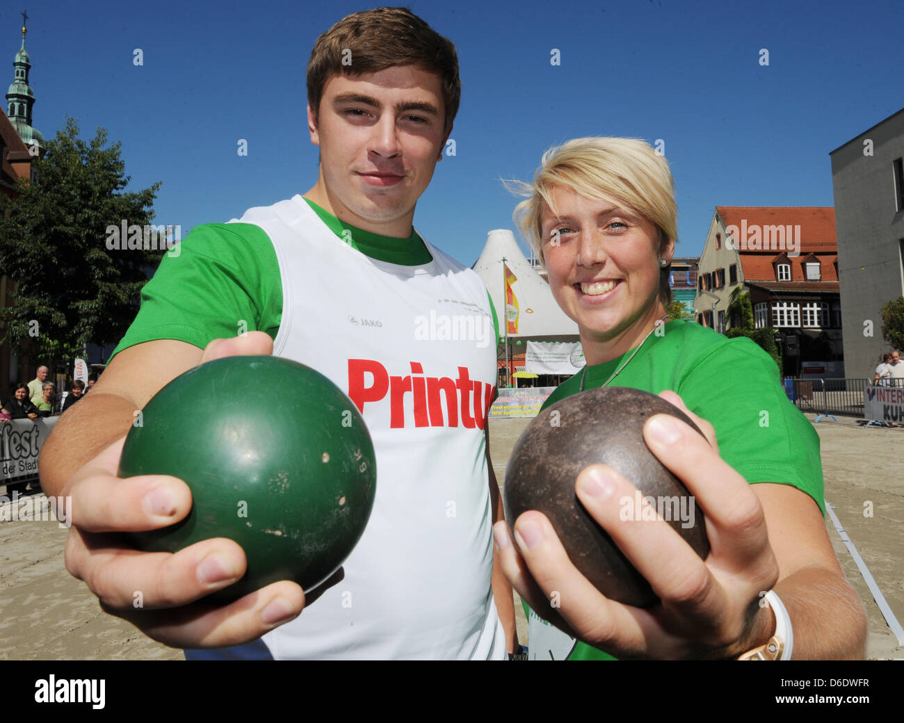 Speer thrower Christina Obergfoell (R) che regna e colpo messo campione del mondo e argento olimpico medaglia a Londra David Storl tenere riprese in Offenburg, Germania, 14 settembre 2012. Numerose celebrità hanno partecipato in un colpo messo la concorrenza per una campagna di donazione per il mondo tedesco Organizzazione di Fame. Foto: Patrick Seeger Foto Stock