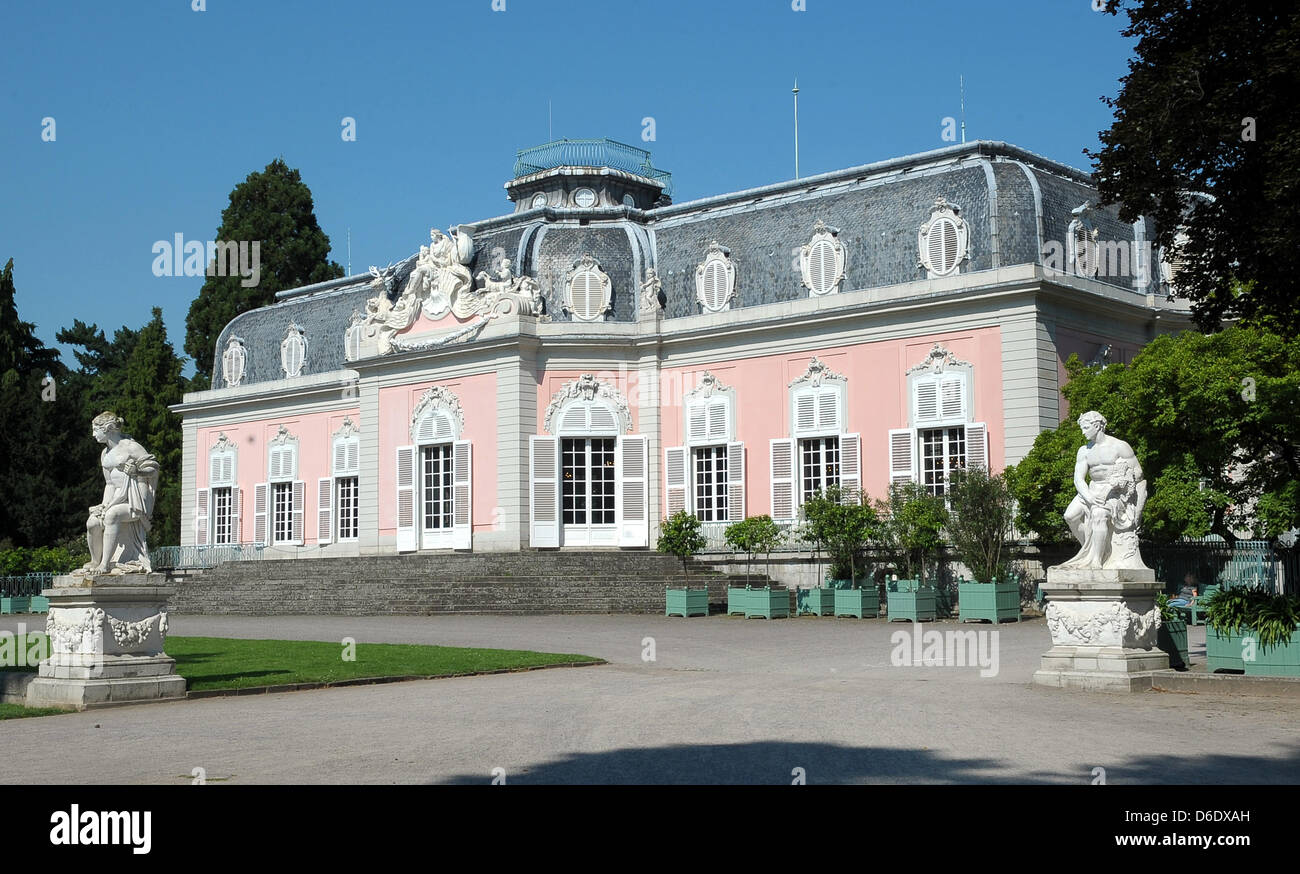 Schloss Benrath (Gartenansicht) wurde von 1755 bis 1773 im Auftrag des Kurfürsten Karl Theodor von der Pfalz erbaut und gilt mit seinem Park, den Kanalsystemen und den Weihern als bedeutsamstes architektonischen Gesamtkunstwerk der Landeshauptstadt Düsseldorf (Foto vom 04.09.2012). Foto: Horst Ossinger dpa Foto Stock