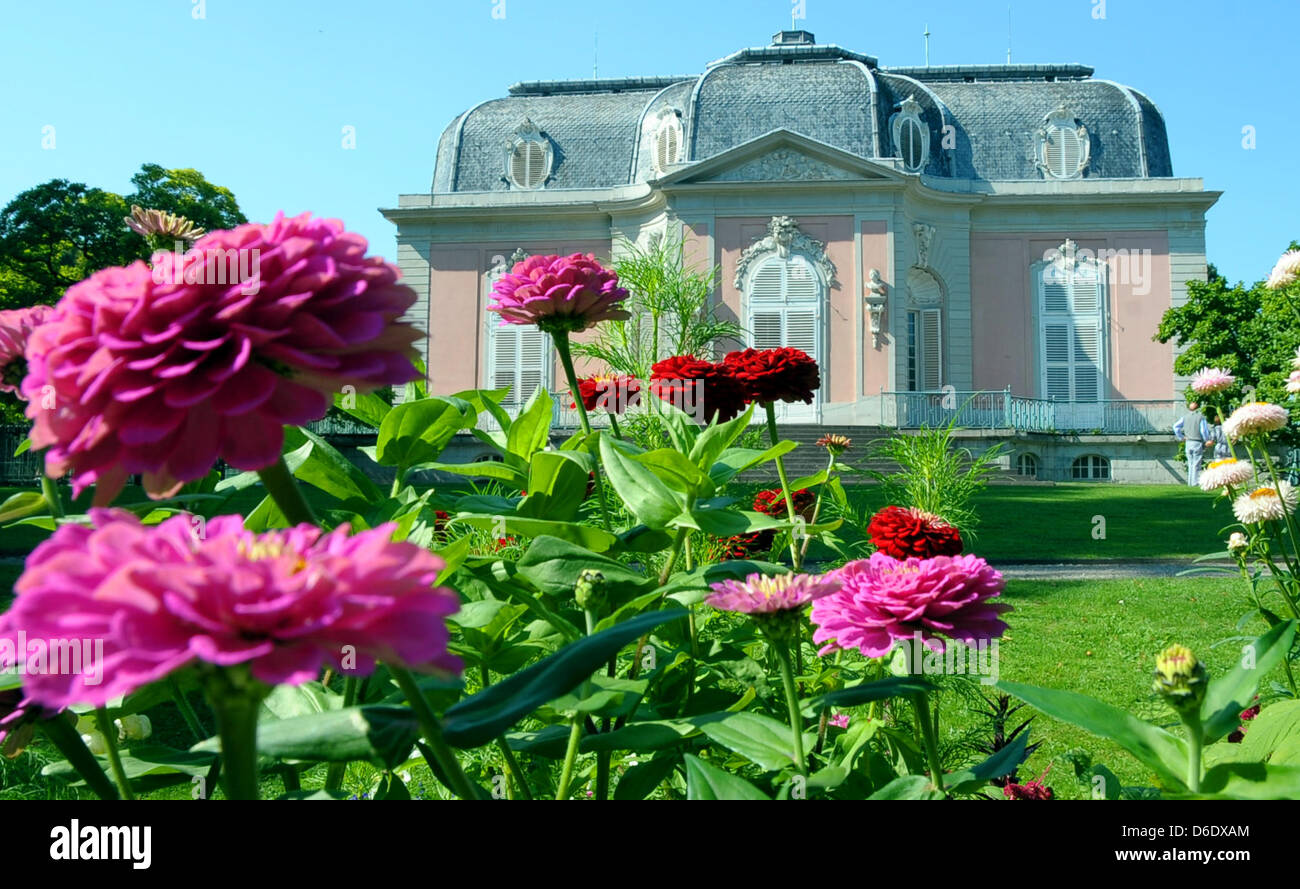 Schloss Benrath (Gartenansicht) wurde von 1755 bis 1773 im Auftrag des Kurfürsten Karl Theodor von der Pfalz erbaut und gilt mit seinem Park, den Kanalsystemen und den Weihern als bedeutsamstes architektonischen Gesamtkunstwerk der Landeshauptstadt Düsseldorf (Foto vom 04.09.2012). Foto: Horst Ossinger dpa Foto Stock