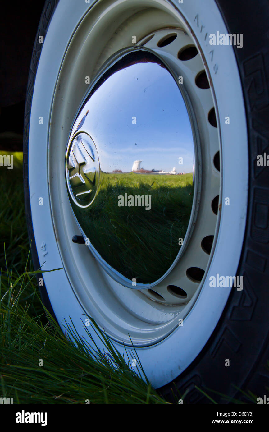 Faro di gallese riflettendo in un vecchio VW camper van il tappo di mozzo ruota. Foto Stock
