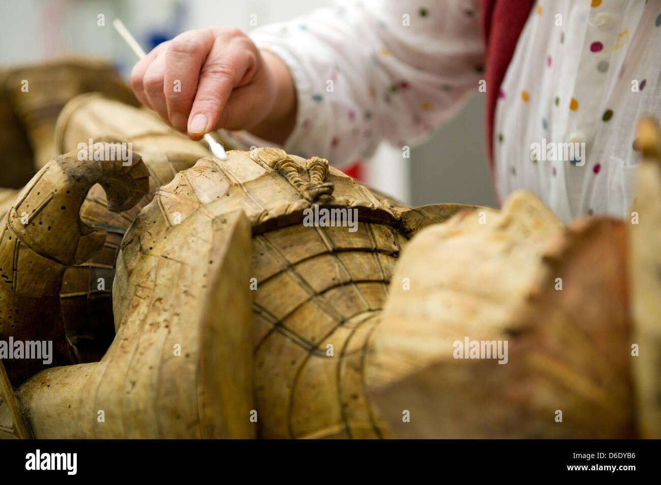 Un conservatore prepara uno stile tardo gotico statuetta di San Floriano (ca 1525) da la chiesa di Santa Maria a Roetha presso l'ufficio statale per la conservazione dei monumenti storici di Dresda, in Germania, 05 settembre 2012 Foto: Franziska Koark Foto Stock