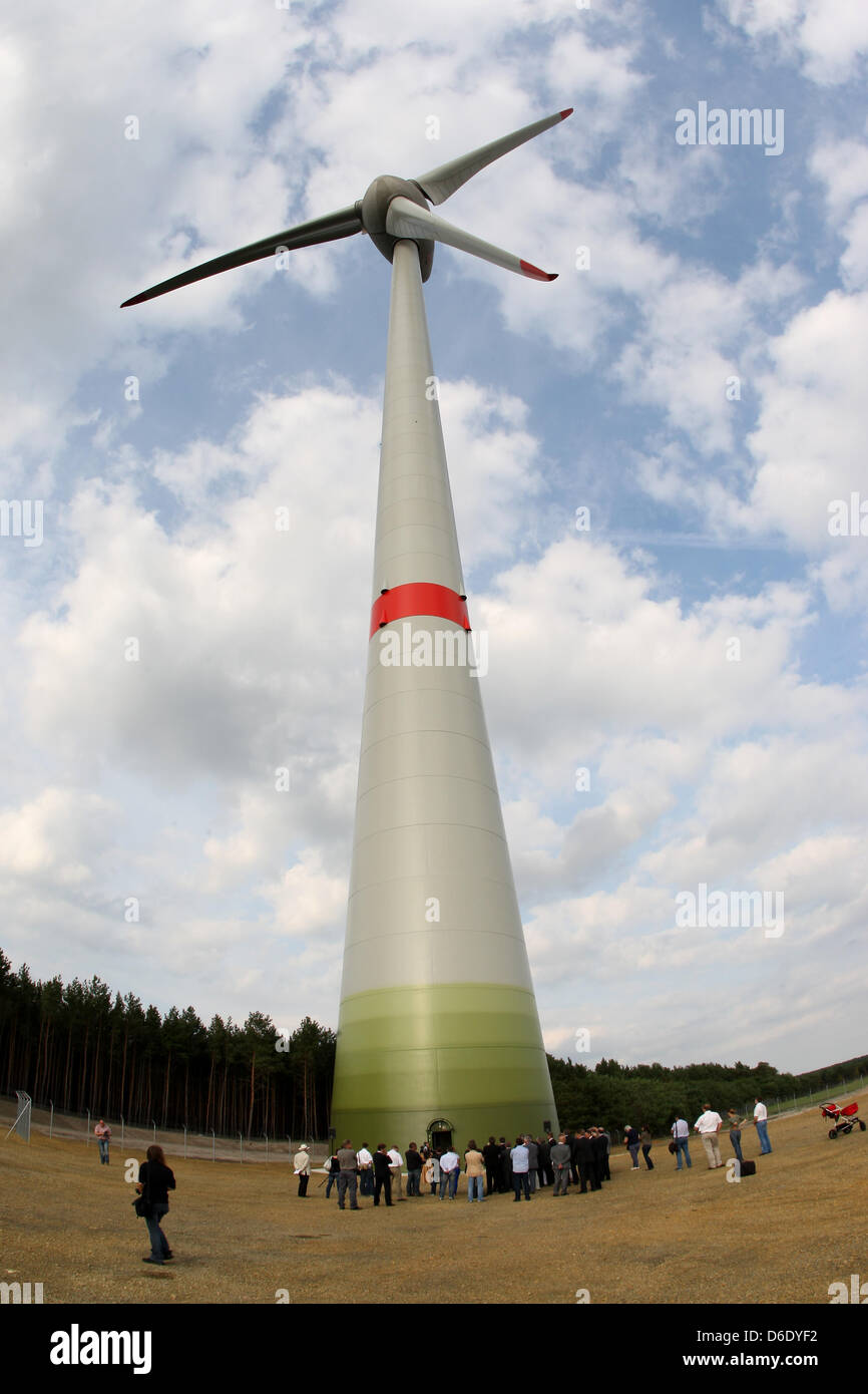 Uno dei più potenti turbine eoliche è raffigurato durante il suo funzionamento iniziale vicino al Eurospeedway Lausitz in Klettwitz, Germania, 17 settembre 2012. La turbina ha installato un uscita di 17,5 megawatt e genera 17.000 ore di megawatt di elettricità. Foto: Steffen Rasche Foto Stock