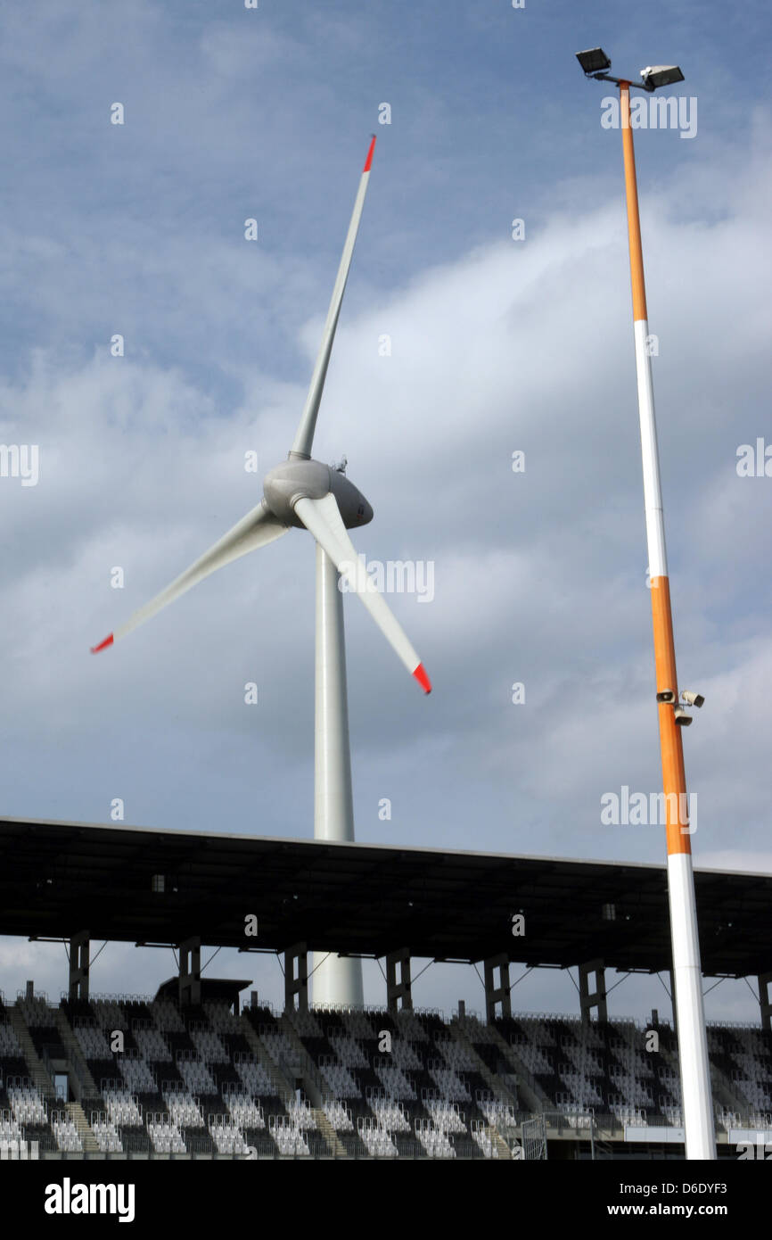 Uno dei più potenti turbine eoliche è raffigurato durante il suo funzionamento iniziale dietro il Eurospeedway Lausitz in Klettwitz, Germania, 17 settembre 2012. La turbina ha installato un uscita di 17,5 megawatt e genera 17.000 ore di megawatt di elettricità. Foto: Steffen Rasche Foto Stock