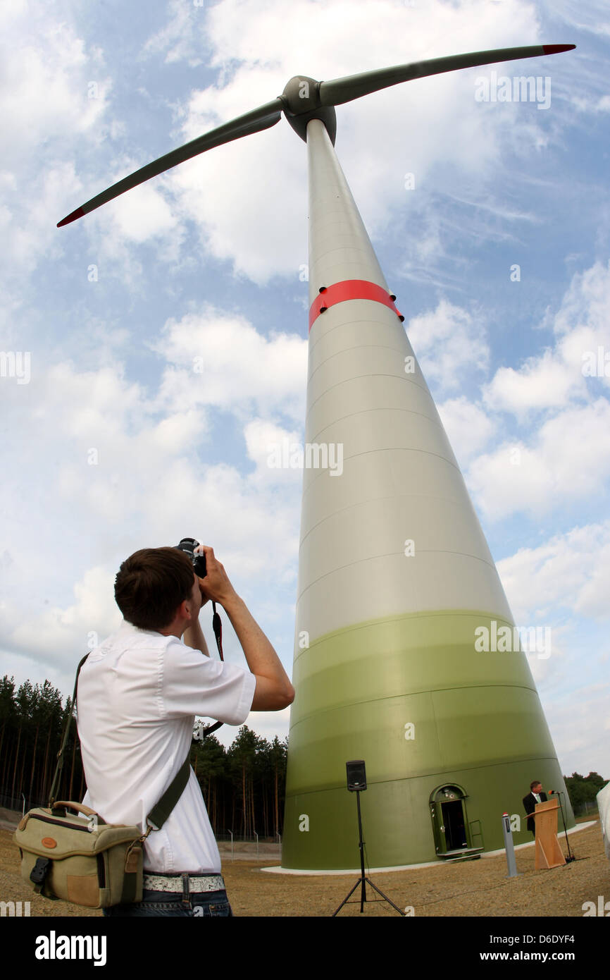 Uno dei più potenti turbine eoliche è raffigurato durante il suo funzionamento iniziale vicino al Eurospeedway Lausitz in Klettwitz, Germania, 17 settembre 2012. La turbina ha installato un uscita di 17,5 megawatt e genera 17.000 ore di megawatt di elettricità. Foto: Steffen Rasche Foto Stock