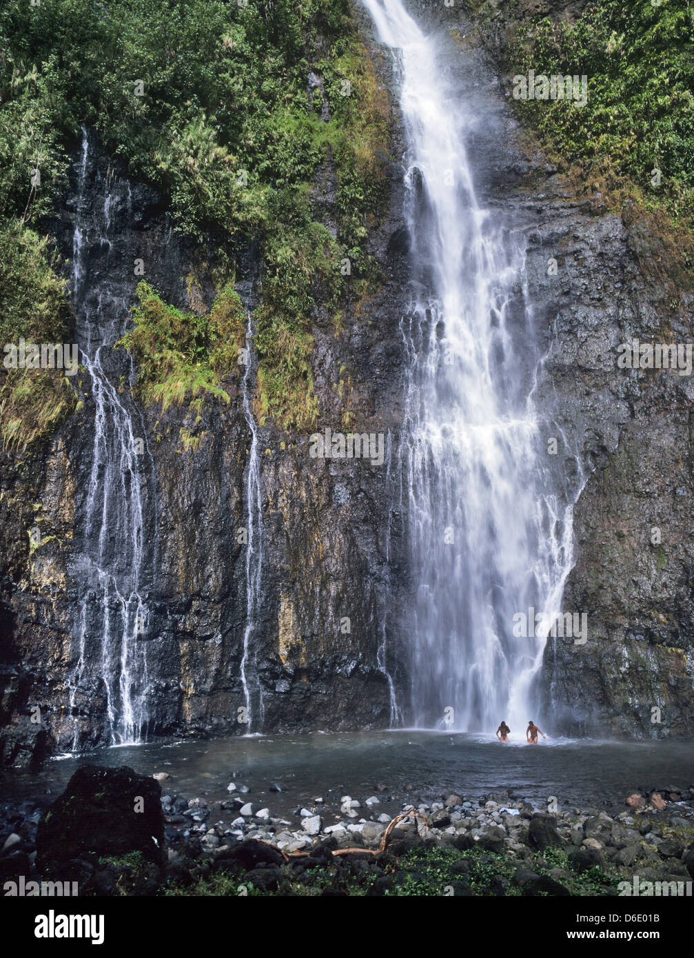 Polinesia francese, Tahiti, Vaima cascata Hutu, uno dei tre cascate Faarumai Foto Stock