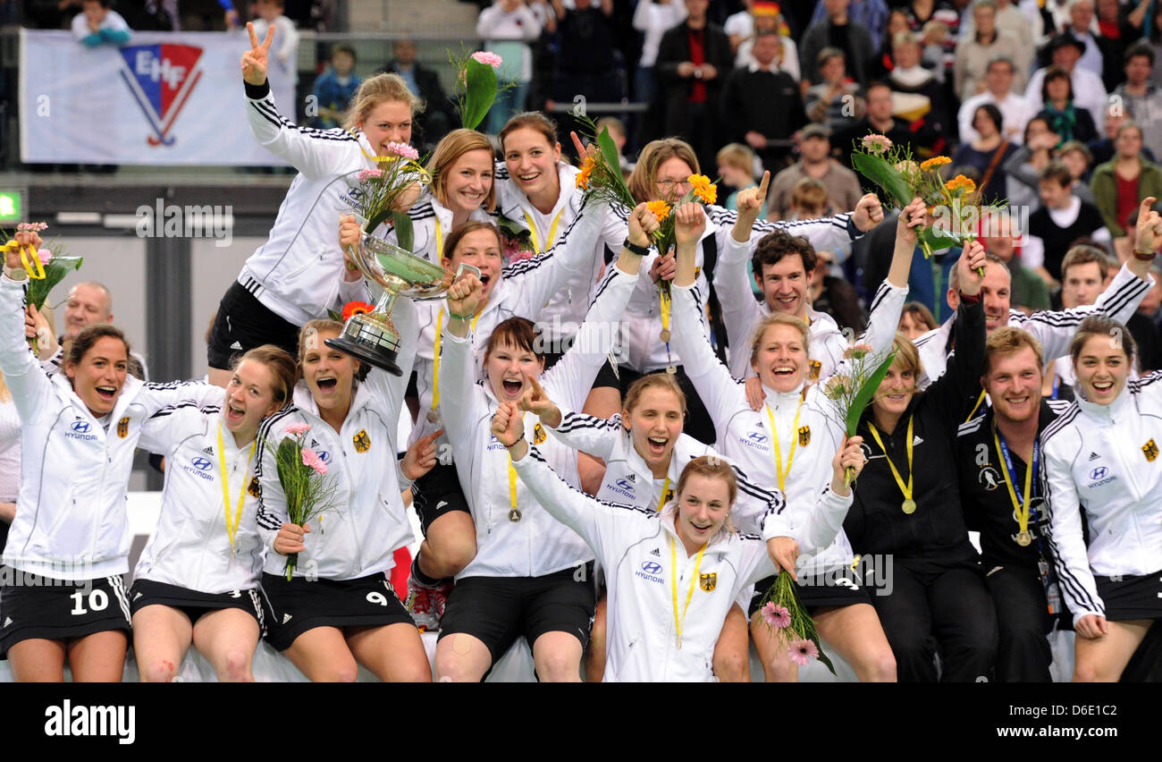 In Germania le donne la squadra di hockey di celebrare il loro Campionato Europeo titolo con la coppa dopo la finale contro la Bielorussia a l'Arena Leipzig in Lipsia, Germania, 15 gennaio 2012. Foto: Hendrik Schmidt Foto Stock