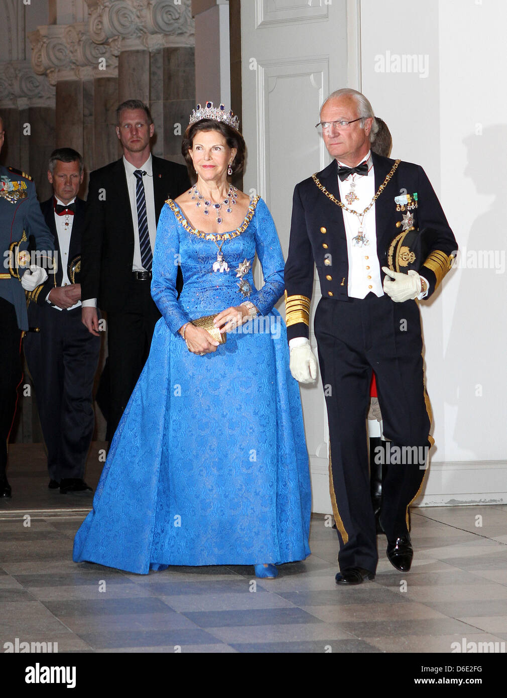 Regina Silvia e Re Carl XVI. Gustavo di Svezia arrivare per la cena di gala in occasione del quarantesimo giubileo della Regina Margrethe alla chiesa di Christiansborg a Copenaghen, in Danimarca, il 15 gennaio 2012. Foto: Patrick van Katwijk PAESI BASSI FUORI Foto Stock