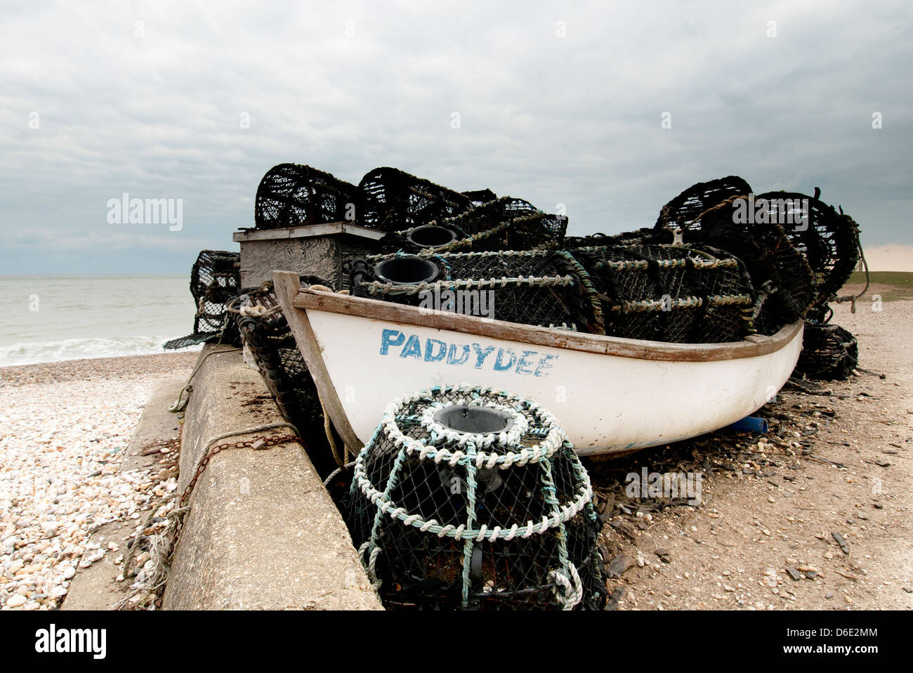 Il Paddy Dee barche da pesca sulla spiaggia a Selsey con pentole di aragosta Foto Stock