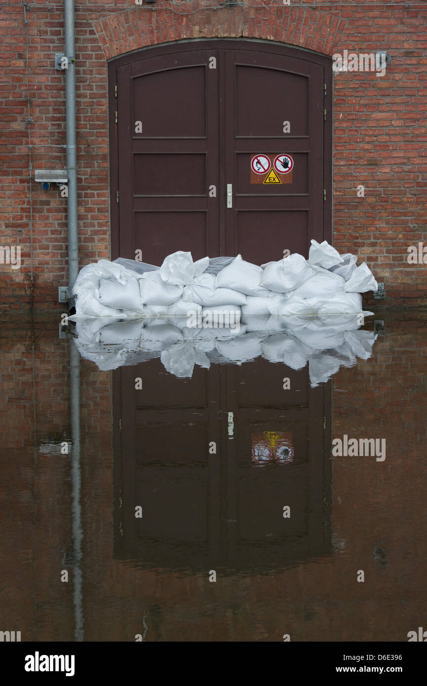 Una porta è sandbagged presso il porto di Jarmen, Germania, 16 gennaio 2012. Il fiume Peene è risorto e parzialmente allagato il porto. Foto: Stefan Sauer Foto Stock