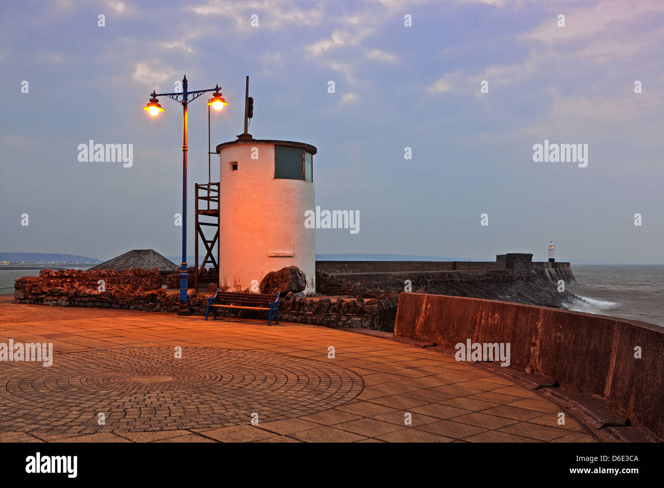 Il pilota di vecchia torre di vedetta a porthcawl harbour nel Galles del Sud Foto Stock