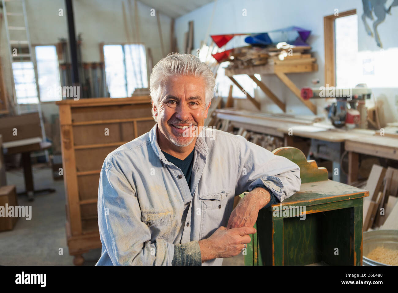Artigiano ispanica sorridente in studio Foto Stock