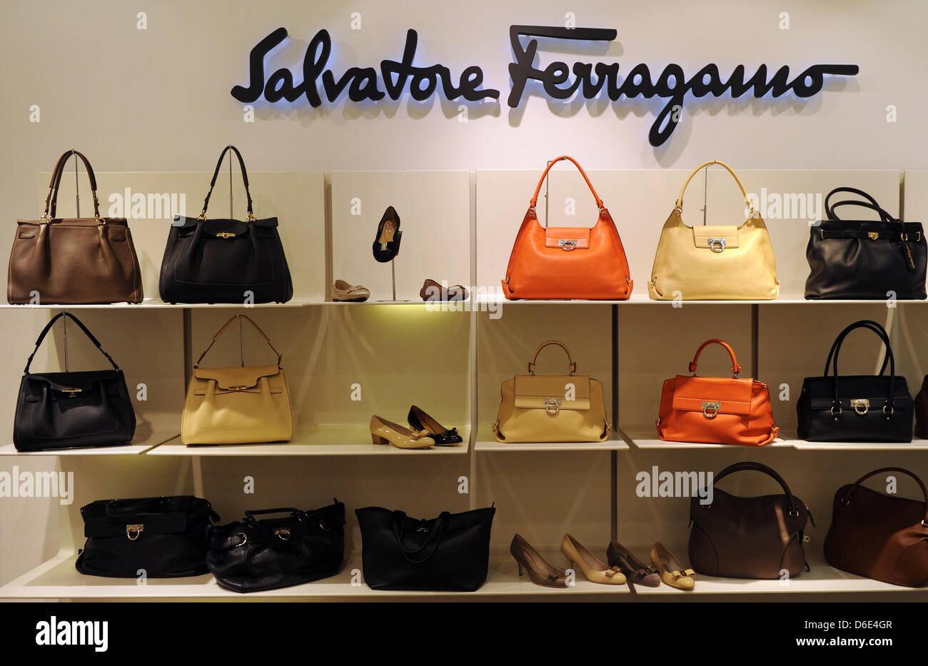 Borse e scarpe di marca di lusso Salvatore Ferragamo, raffigurato su 18  Gennaio 2012 a Berlino, Germania. Foto: Jens Kalaene dpa/lbn Foto stock -  Alamy