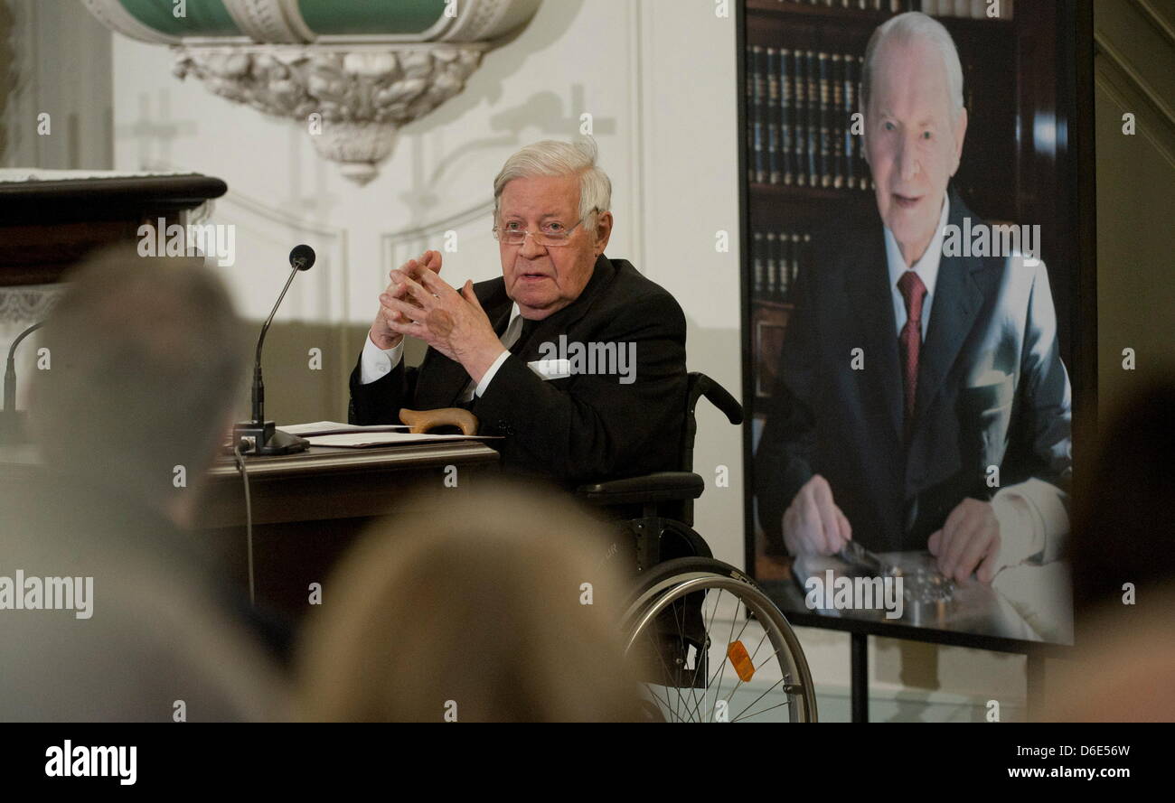 Alt-Bundeskanzler Helmut Schmidt (SPD), spricht am Donnerstag (19.01.12) im Franzoesischen Dom in Berlin bei der Trauerfeier fuer den Unternehmer Werner Otto vor einem Portrait des Verstorbenen. Der Gruender des Versandhauses Otto guerra am 21.12.11 mit 102 Jahren in Berlin gestorben und soll in den naechsten Tagen in Hamburg beerdigt werden. Foto Stock