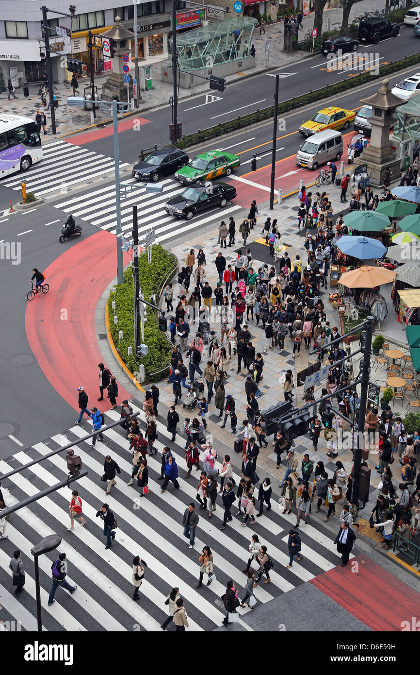 Scena di strada che mostra una folla di persone che attraversano la strada a un attraversamento pedonale in Harajuku, Tokyo, Giappone Foto Stock