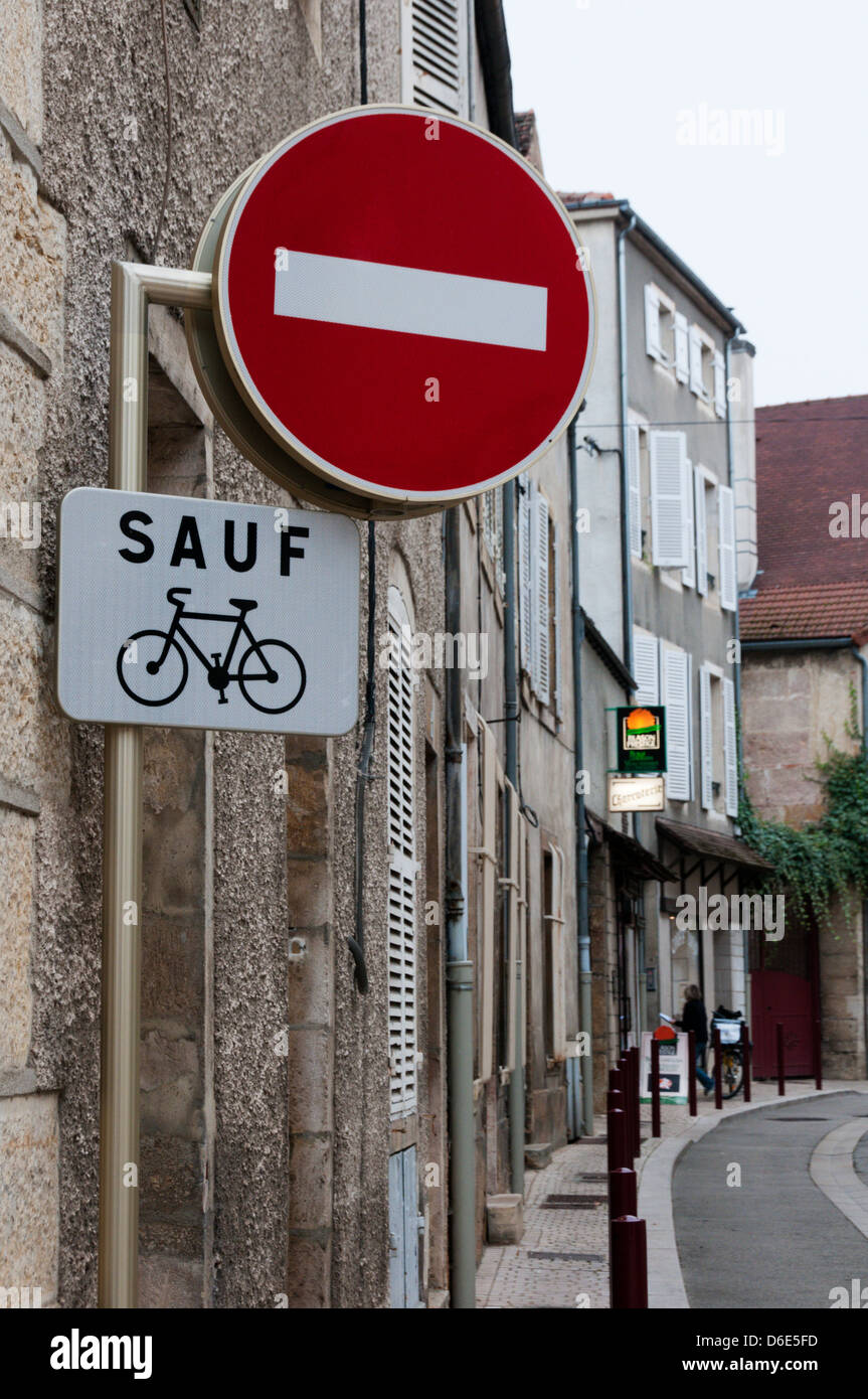 A nessuna voce tranne le biciclette accedi Nuits-Saint-Georges, Francia Foto Stock